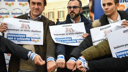 Manifestation à Rome, le 2 février 2018, contre la mise en place possible de bracelets électroniques&nbsp;aux poignets des employés d'Amazon. (ALESSANDRO DI MEO / ANSA)