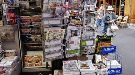 Kiosque à journaux parisien. (HOCINE ZAOURAR / AFP)