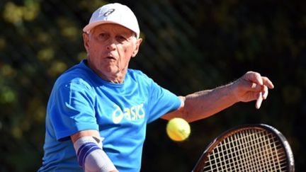 Henri Crutchet a remporté le titre&nbsp;de champion du monde de tennis chez les plus de 85 ans. (FÉDÉRATION INTERNATIONALE DE TENNIS)