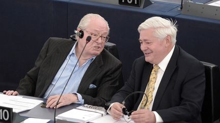 Les eurod&eacute;put&eacute;s Jean-Marie Le Pen et Bruno Gollnisch dans l'h&eacute;micycle du Parlement europ&eacute;en &agrave; Strasbourg (Bas-Rhin), le 19 mai 2015. (FREDERICK FLORIN / AFP)