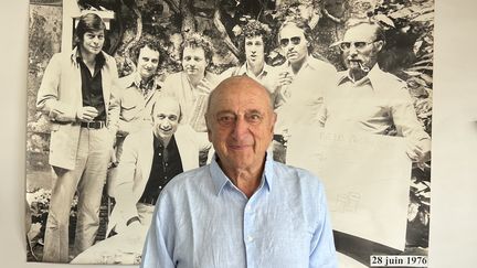 Pierre Bonte, devant une photo de l'équipe du Petit Rapporteur prise en juin 1978. (Manon Botticelli / Franceinfo)