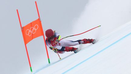 L'Américaine Mikaela Shiffrin, ici lors du premier entraînement officiel de la descente des Jeux olympiques de Pékin, le 12 février 2022 à Yanqing (Chine). (DIMITAR DILKOFF / AFP)