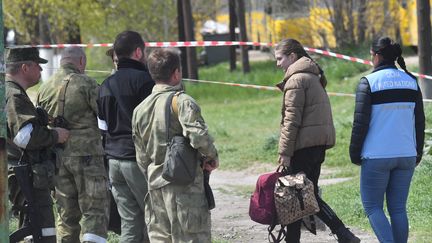 Des Ukrainiens sont évacués à Bezymennoe, près de Donetsk (Ukraine), le 1er mai 2022.&nbsp; (ALEXEY KUDENKO / SPUTNIK / AFP)