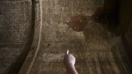 L'exemple d'une fresque ornant le plafond du temple, &nbsp;dont un morceau s'est détaché. (YE AUNG THU / AFP)