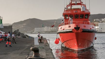 Après avoir participé au sauvetage de migrants, des services de secours maritimes espagnols débarquent à leur arrivée sur le port de l'île de Grande Canarie, le 10 juillet 2023. (DESIREE MARTIN / AFP)