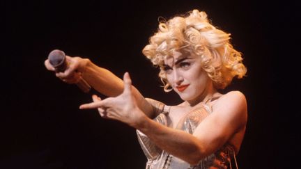 La chanteuse américaine Madonna sur le Blonde Ambition Tour au stade de Wembley (Londres), en juillet 1990. (EUGENE ADEBARI / REX / SIPA)