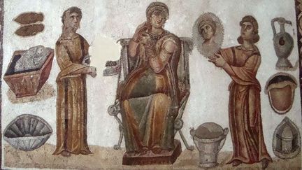 Mosaïque découverte sur le site des thermes de Sidi Ghrib (40 km au sud-ouest de Carthage). La dame à sa toilette est aidée de deux servantes, dont l&#039;une tient un miroir dans lequel se reflète Vénus, symbole de la beauté. Un symbole que la dame s&#039;efforce d&#039;atteindre, ou se doit s&#039;atteindre ?
 (France Télévisions - Laurent Ribadeau Dumas)