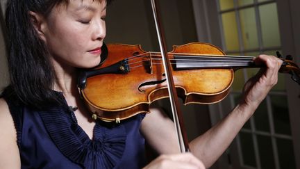 La violoniste chinoise Mira Wang avec un Stradivarius. Ces violons ont sans doute été conçus pour imiter la voix humaine.
 (Seth Wenig / AP / SIPA)