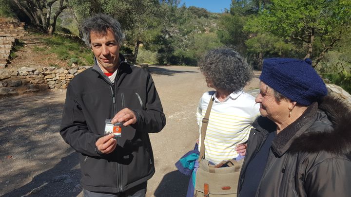 Philippe Assens, candidat de La France insoumise, et ses sachets de graines de haricot. (SEBASTIEN BERRIOT / RADIO FRANCE)