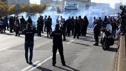 Des ambulanciers&nbsp;ont manifesté sur&nbsp;le périphérique parisien, le 5 novembre 2018. (MAXPPP)