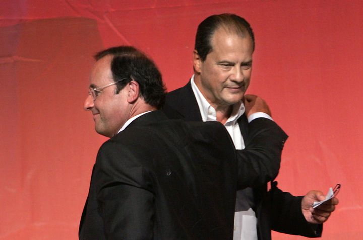 Jean-Christophe Cambad&eacute;lis, salu&eacute; par Fran&ccedil;ois Hollande, alors premier secr&eacute;taire du PS, le 2 septembre 2007 &agrave; La Rochelle (Charente-Maritime). (PIERRE ANDRIEU / AFP)