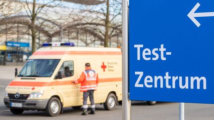 Un panneau qui indique la présence d'un centre de dépistage au coronavirus Covid-19 à Hanovre, en Allemagne, le 17 mars 2020. (MORITZ FRANKENBERG / DPA)