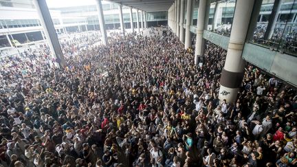 Des indépendantistes catalans à l'aéroport de Barcelone, le 14 octobre 2019. (MIQUEL LLOP / NURPHOTO / AFP)