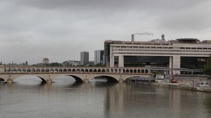 Fonctionnaires : la promesse des 50 000 suppressions de postes ne sera pas tenue