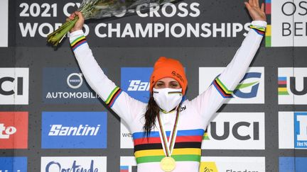 Lucinda Brand revêt le maillot arc-en-ciel pour la première fois après sa victoire samedi 30 janvier, à Ostende. (DAVID STOCKMAN / BELGA MAG)