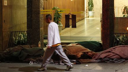 Des SDF dorment dans une rue de Sao Paulo (Br&eacute;sil), le 22 ao&ucirc;t 2011.&nbsp; (LUIZ GUARNIERI / AFP)