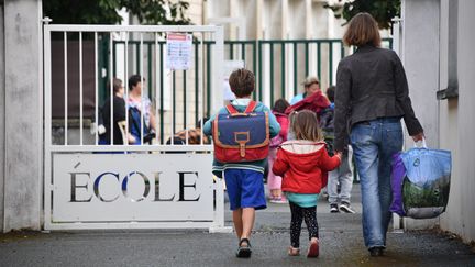 Des enfants arrivent dans une école de La Rochelle (Charente-Maritime), le 4 septembre 2017. (XAVIER LEOTY / AFP)