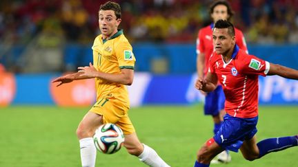 Alexis Sanchez (Chili) devance Tommy Oar (Australie) (MARTIN BERNETTI / AFP)