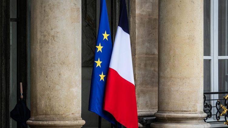 The French and European flags on the forecourt of the Elysée, in May 2022. (XOSE BOUZAS / HANS LUCAS)