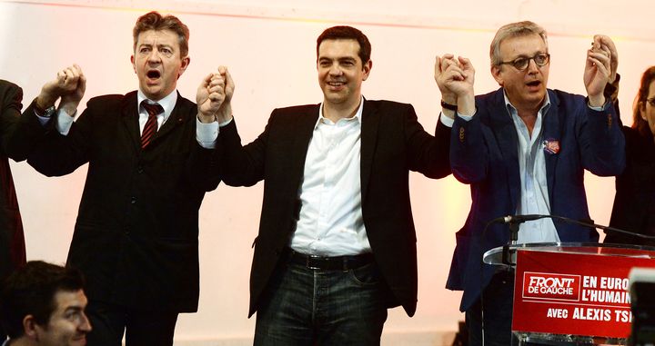 Alexis Tsipras (au centre) chante aux c&ocirc;t&eacute;s de Jean-Luc M&eacute;lenchon et Pierre Laurent, le 11 avril 2014 &agrave; Paris.&nbsp; (PIERRE ANDRIEU / AFP)