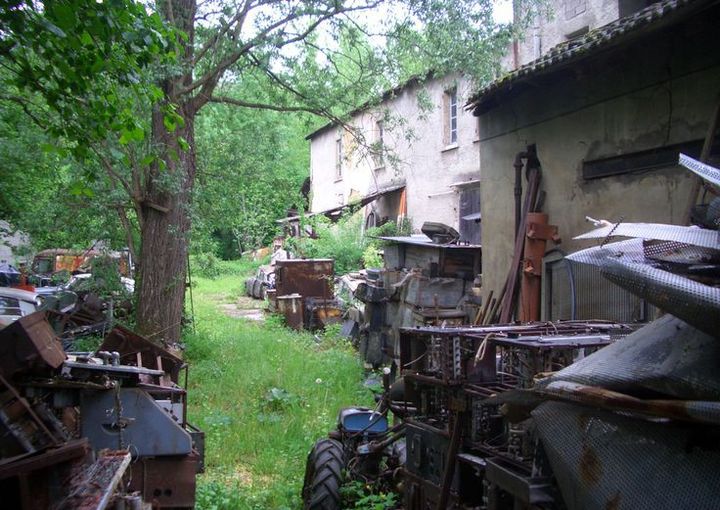 La maison où Séraphin découvre "Nummer" existe vraiment. Située dans la région lyonnaise, elle a effectivement été habitée par un collectionneur d'objets de la Seconde guerre mondiale. F. Staniland s'est en largement inspiré pour son roman
 (F. Staniland)