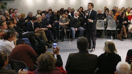 Emmanuel Macron répond à des questions lors du grand débat à Bourg-de-Péage (Drôme), le 24 janvier 2019. (EMMANUEL FOUDROT / POOL)