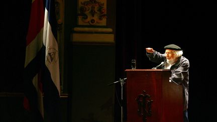 L'écrivain, prêtre et révolutionnaire nicaraguayen Ernesto Cardenal en mai 2006 lors d'un discours à l'Université du Cosat Rica. (MAYELA LOPEZ / AFP)