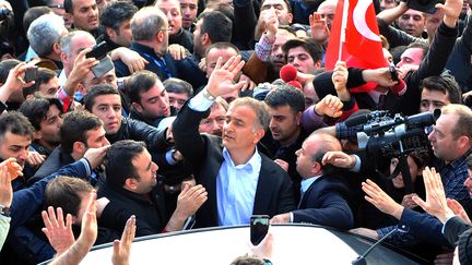 Le r&eacute;dacteur en chef du quotidien turc "Zaman" entour&eacute; par la foule lors de son arrestation, le 14 d&eacute;cembre 2014, &agrave; Istanbul. (OZAN KOSE / AFP)