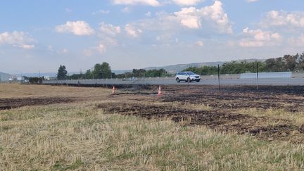 Le lieu de l'accident de voiture au bord de l'autoroute A7. Mardi 21 juillet, à Albon (Drôme). (ALEXANDRE BERTHAUD / FRANCE-INFO)