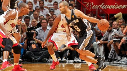 San Antonio a parfaitement d&eacute;but&eacute; la finale de la NBA en allant s'imposer &agrave; Miami (92-88), gr&acirc;ce &agrave; une fin de match &eacute;tincelante de son meneur de jeu Tony Parker, le 6 juin 2013. (ISSAC BALDIZON / NBAE / GETTY IMAGES / AFP)