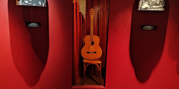 Guitare exposée à l'Espace Georges Brassens, à Sète (15 juillet 2021) (ANNIE YANBEKIAN / FRANCEINFO CULTURE)