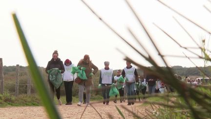 Aux Sables-d'Olonne, en Vendée, des opérations de nettoyage des plages sont organisées chaque année, et des kilos de microplastiques sont récupérés par les bénévoles. Cette année, elle a eu lieu le week-end du 19-20 mars. (FRANCE 3)