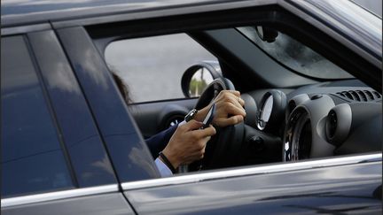 Les conducteurs sont de plus en plus nombreux à téléphoner au volant. (LUC NOBOUT / MAXPPP)