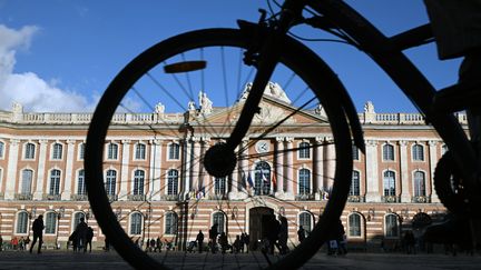 Des personnes se baladent à vélo dans le centre ville de Toulouse le 3 janvier 2023 (REMY GABALDA / MAXPPP)