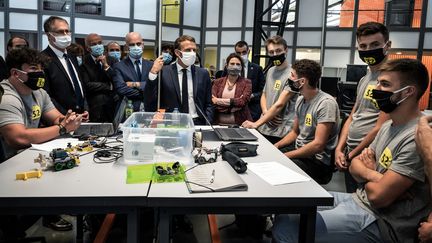 Emmanuel Macron a rencontré des jeunes au Hall 32, le centre de promotion des métiers de l'industrie de Clermont-Ferrand (Puy-de-Dôme), le 8 septembre 2020. (JEFF PACHOUD / POOL)