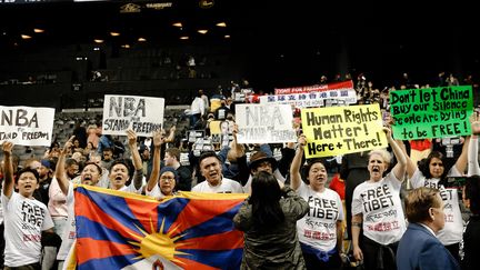 Des manifestants lors d'une rencontre de pré-saison entre les Nets et les Raptors, le 18 octobre 2019 à New York (Etats-Unis). (USA TODAY USPW / REUTERS)