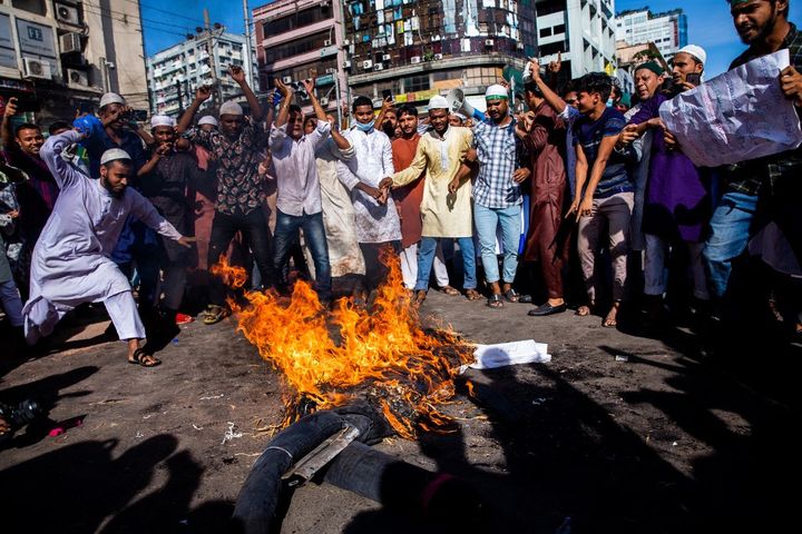 Des manifestants brûlent une effigie d'Emmanuel Macron lors d'une manifestation à Dacca (Bangladesh), le 30 octobre 2020. (MUSHFIQUL ALAM / NURPHOTO / AFP)