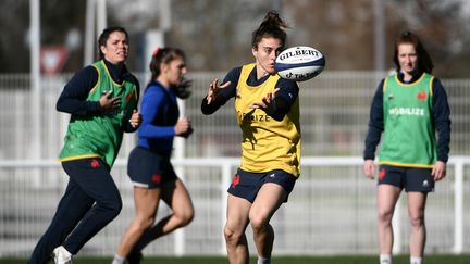 Carla Arbez à l'entraînement du XV de France à Marcoussis, le 16 mars 2023. (VALENTINE CHAPUIS / AFP)