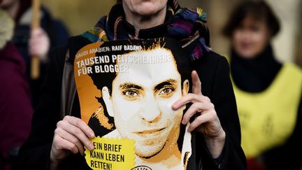 Des manifestants demandent, le 29 janvier 2015, &agrave; Berlin (Allemagne), la lib&eacute;ration du blogueur saoudien Raef Badawi, condamn&eacute; &agrave; 1 000 coups de fouet et dix ans de prison. (TOBIAS SCHWARZ / AFP)