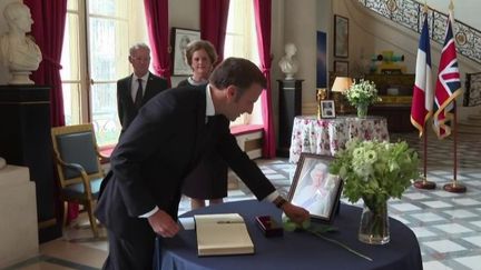 Mort d'Elizabeth II : Emmanuel Macron signe le registre de condoléances