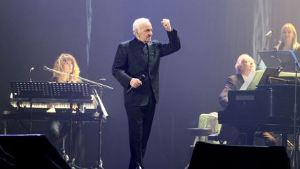 Charles Aznavour sur scène au Heineken Music Hall&nbsp;le 14 décembre 2013 à&nbsp;Amsterdam (Pays-Bas) (GREETSIA TENT / WIREIMAGE)