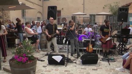 À Limoges, en Haute-Vienne, la Fête de la musique a fait son retour dans les rues de la ville, mardi 21 juin. Elle n'avait pas eu lieu depuis trois ans, en raison de la crise sanitaire.&nbsp; (FRANCE 3)