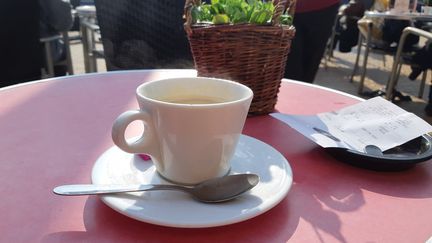 Une tasse de café sur une table d'une terrasse de bar à Amiens (Somme). (ANNAIG HAUTE / FRANCE-BLEU PICARDIE)