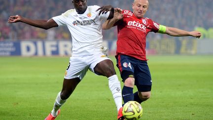 Coulibaly face à Balmont lors du dernier derby du Nord, le 3 mai 2015 (DENIS CHARLET / AFP)