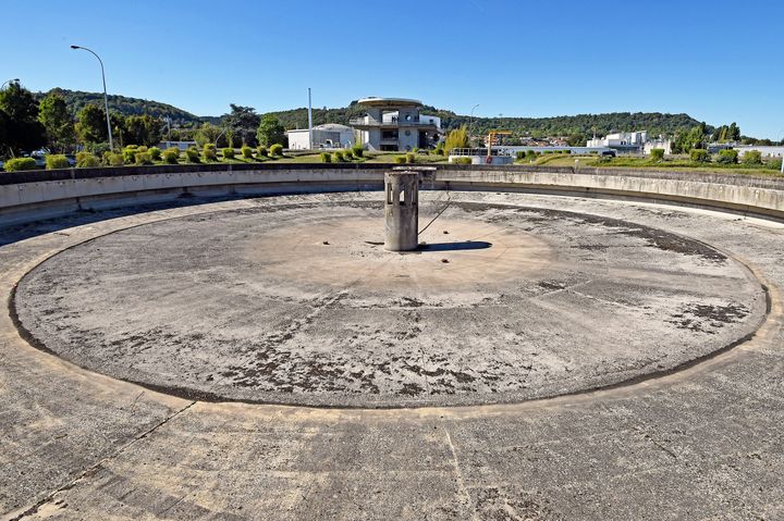 La station de traitement des eaux du Grand-Nancy, à Maxéville,&nbsp;le 4 septembre 2019. Des travaux de construction des deux nouveaux digesteurs de boues d'épuration sont en cours en 2021 pour installer deux unités de méthanisation pour produire du biogaz.&nbsp; (CEDRIC JACQUOT / MAXPPP)