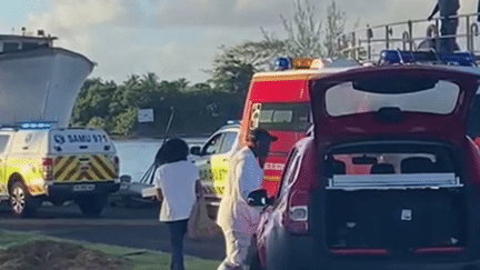 La victoire du navigateur Charles Caudrelier a malheureusement été endeuillée par la mort de deux plaisanciers. Un bateau suiveur s'est retourné non loin de l'arrivée. (FRANCE 2)