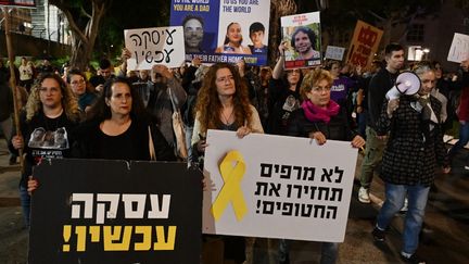 Un rassemblement de familles d'otages israéliens, à Tel Aviv, le 16 décembre 2023. (ALBERTO PIZZOLI / AFP)