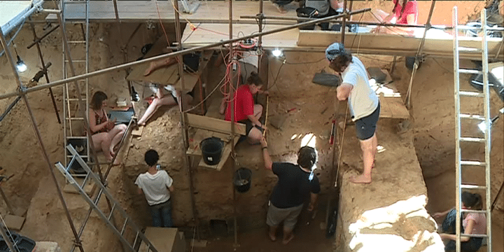 Une quarantaine de bénévole travaillent ici depuis mi-mai. 
 (France 3 / Culturebox)