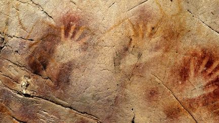 Ces peintures sur les murs de la grotte El Castillo auraient plus de 40.000 ans.
 (Pedro Saura / Science / AFP)