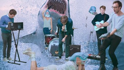 We Are Match dans le clip humoristique "Shark" ou quand les gros poissons tentent (en vain) de manger les petits.
 (Saisie écran - Sony)